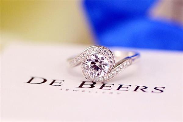 戴比尔斯钻戒价格 戴比尔斯钻戒怎么样 戴比尔斯钻戒价格 戴比尔斯钻戒怎么样