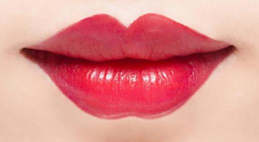 口红雨衣能和唇蜜一起用吗？一起用会残妆