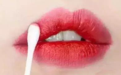 口红雨衣能和唇蜜一起用吗？一起用会残妆