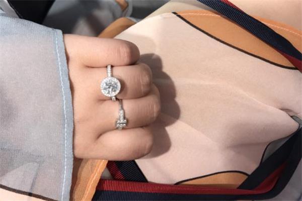 戴比尔斯和蒂芙尼哪个好 戴比尔斯和tiffany哪个贵 戴比尔斯和蒂芙尼哪个好 戴比尔斯和tiffany哪个贵