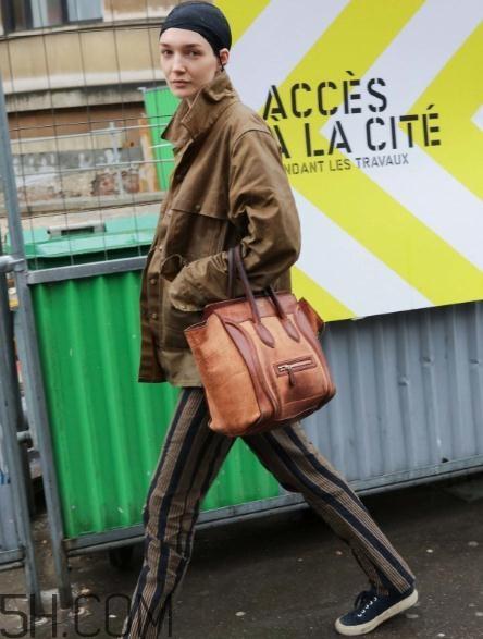 焦糖色包包配什么颜色好看？焦糖色包包搭配图片