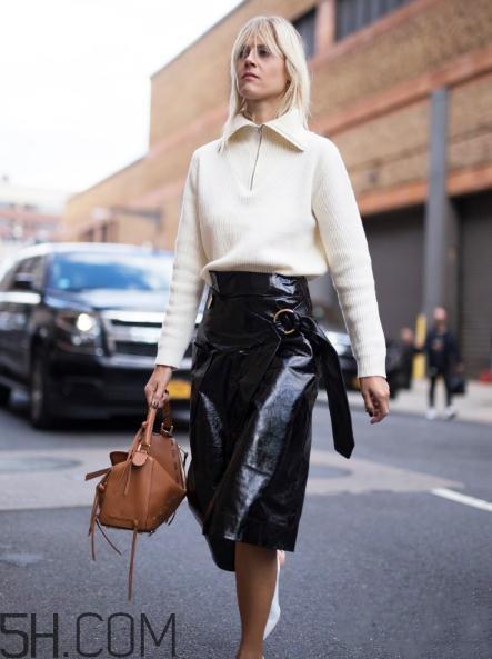 焦糖色包包配什么颜色好看？焦糖色包包搭配图片