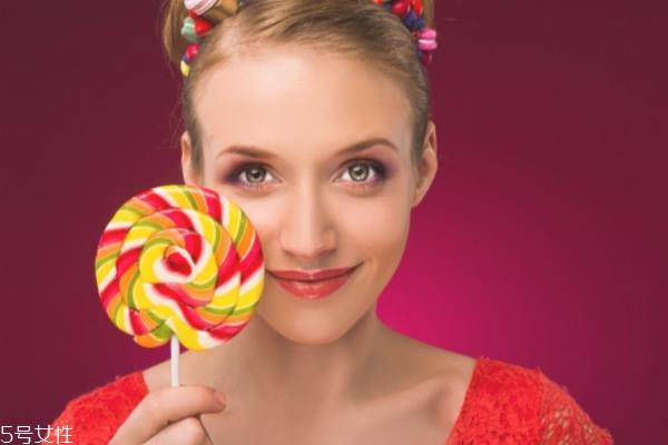 用盐水洗脸可以收缩毛孔吗 这样用盐水洗脸最干净