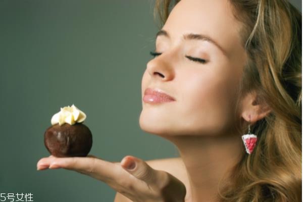 用盐水洗脸可以收缩毛孔吗 这样用盐水洗脸最干净