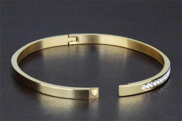 18k金手镯多少钱一只 18k金手镯大约多少钱