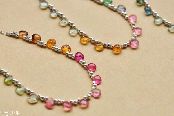 碧玺项链的寓意 爱情守护石 碧玺项链的寓意 爱情守护石