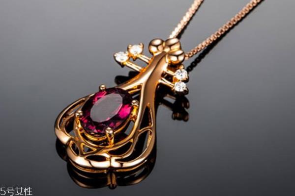 碧玺项链的寓意 爱情守护石 碧玺项链的寓意 爱情守护石