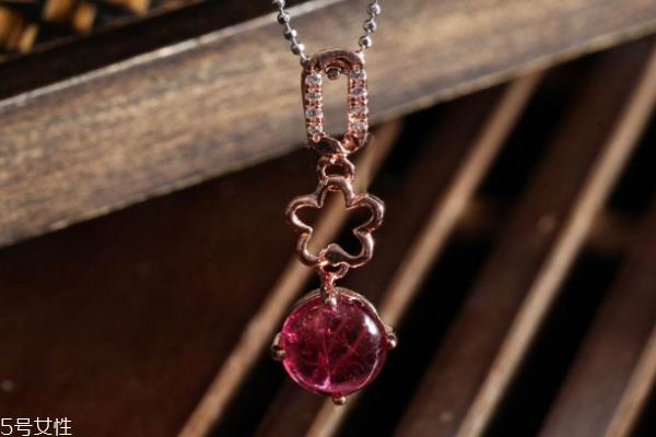 碧玺项链的寓意 爱情守护石 碧玺项链的寓意 爱情守护石