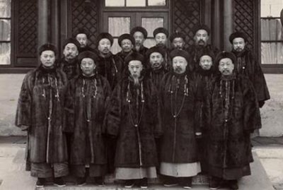 ​清朝官员的俸禄丰厚吗？他们为什么能过上奢靡的生活？