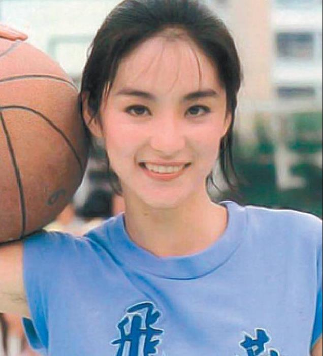 东方不败林青霞年轻时可谓是迷死万千少男了,这是林青霞拍摄画报的照片。