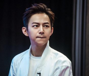 ​《快本》主持团中有4人曾公开下跪，第2下跪道歉，第3有损形象