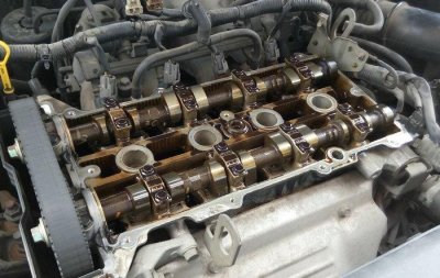 ​发动机里面有油泥是什么原因