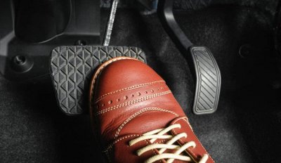 ​电动汽车刹车太硬是怎么回事