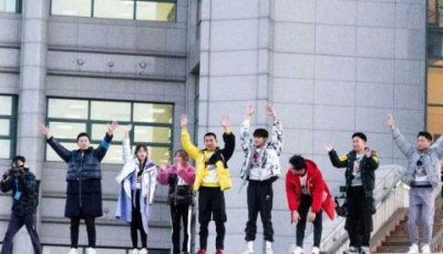 ​Baby录制跑男意外受伤，流出医院现场照，手指变形表情痛苦！