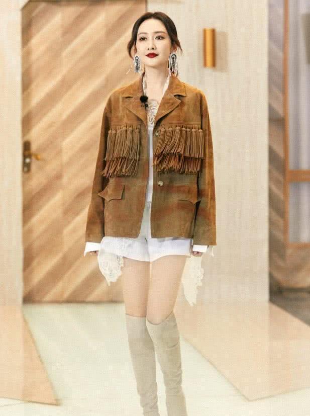 王鸥瘦得惊人,好好的鞋子竟被她穿成了丝袜?这腿简直要逆天了!