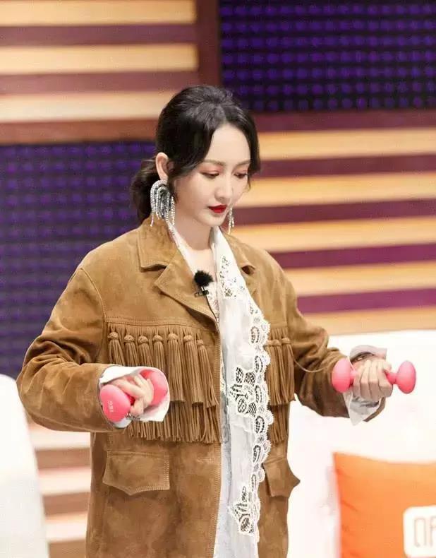 王鸥瘦得惊人,好好的鞋子竟被她穿成了丝袜?这腿简直要逆天了!