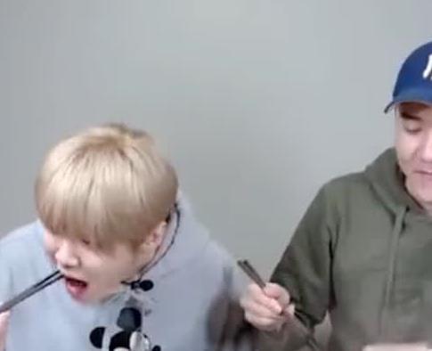 鹿晗吃火锅太热,纸巾擦完汗,拿开那刻的颜值,怕是忘了在直播