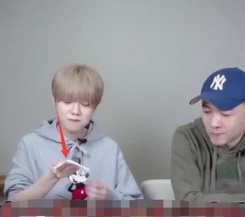 鹿晗吃火锅太热,纸巾擦完汗,拿开那刻的颜值,怕是忘了在直播