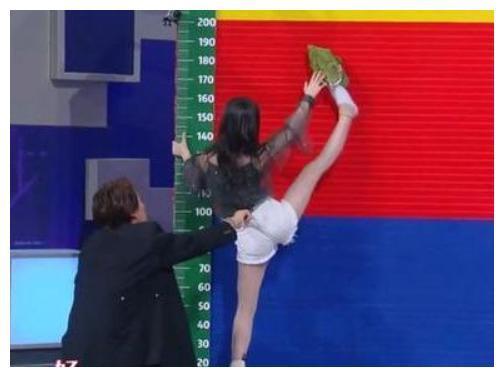 鞠婧祎真人有多矮?节目中脱下高跟鞋换上拖鞋,意外暴露真实身高