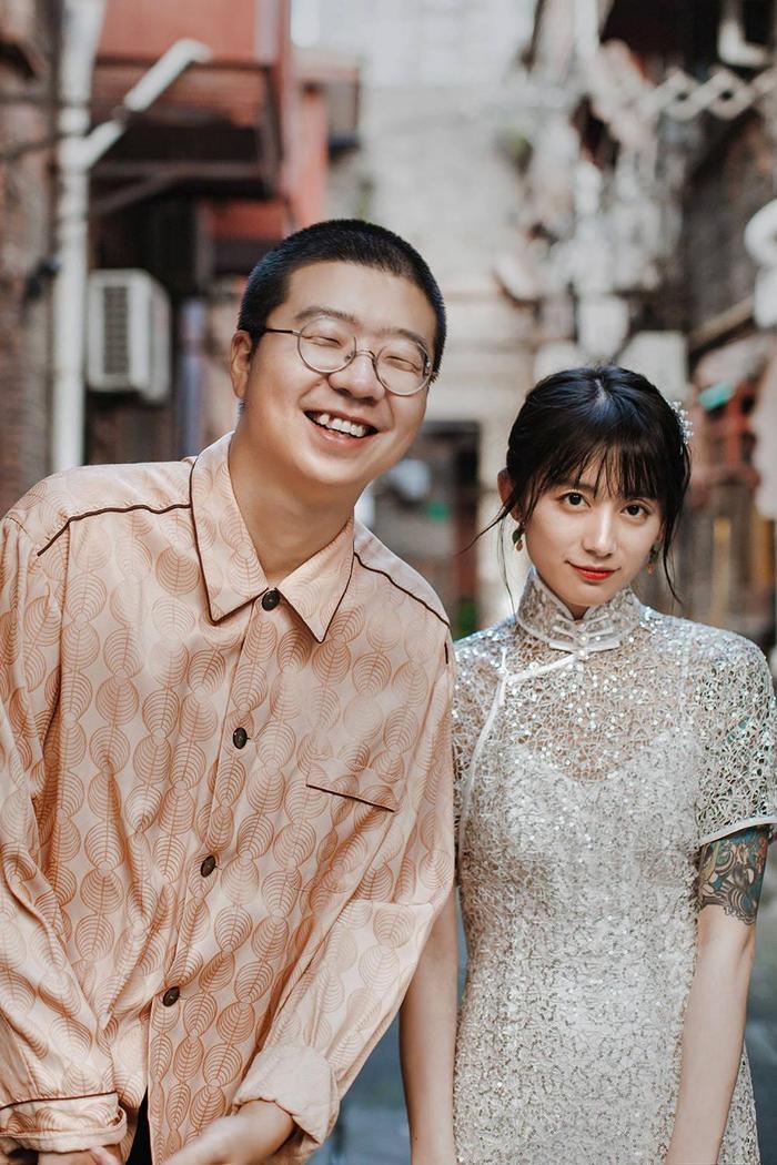 李诞女朋友甜美外表下藏着一颗酷酷的心，旗袍都遮不住左臂的纹身