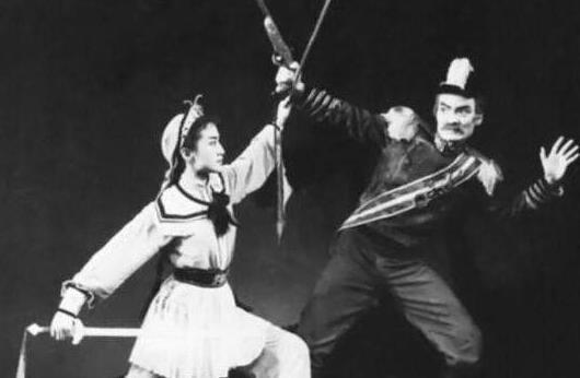 她19岁因反清被捕，受尽官兵折磨后，脱掉衣服凌迟了两天