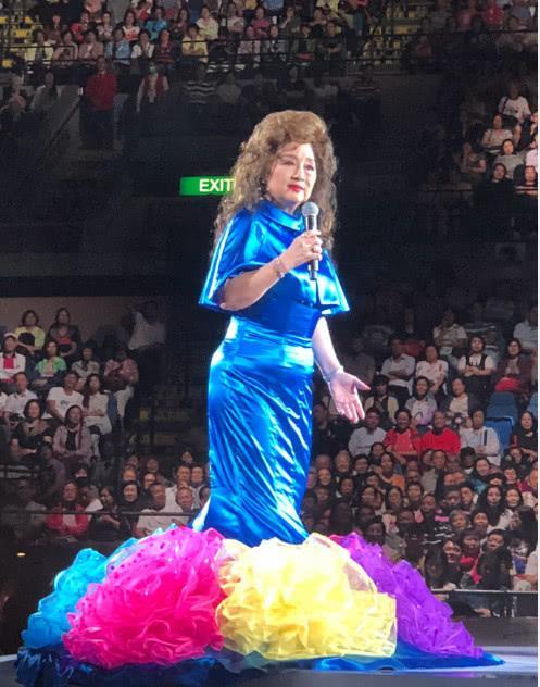 69岁歌坛天后徐小凤近照曝光,脸部松弛但风韵犹存气色超好