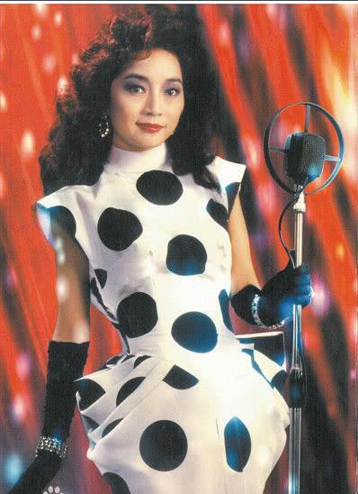 69岁歌坛天后徐小凤近照曝光,脸部松弛但风韵犹存气色超好