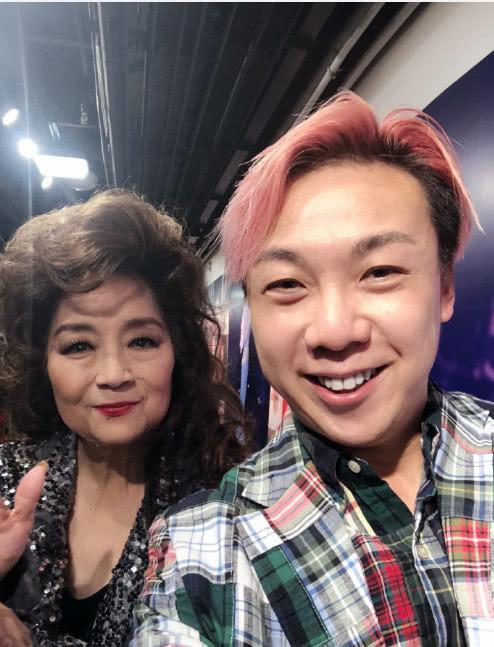 69岁歌坛天后徐小凤近照曝光,脸部松弛但风韵犹存气色超好