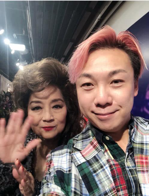 69岁歌坛天后徐小凤近照曝光,脸部松弛但风韵犹存气色超好