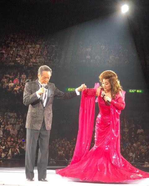 69岁歌坛天后徐小凤近照曝光,脸部松弛但风韵犹存气色超好