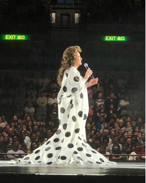 69岁歌坛天后徐小凤近照曝光,脸部松弛但风韵犹存气色超好