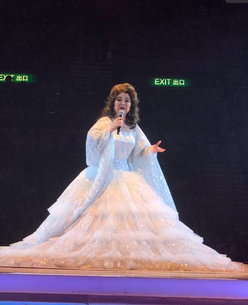 69岁歌坛天后徐小凤近照曝光,脸部松弛但风韵犹存气色超好