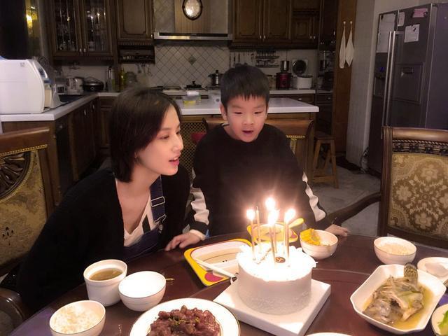 黄圣依和扬子为儿子办生日宴,儿子帅气像足了爸爸,一家人好幸福