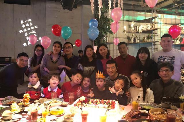 黄圣依和扬子为儿子办生日宴,儿子帅气像足了爸爸,一家人好幸福