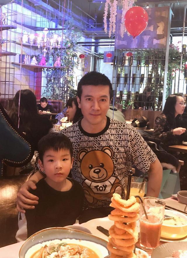 黄圣依和扬子为儿子办生日宴,儿子帅气像足了爸爸,一家人好幸福