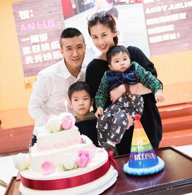 黄圣依和扬子为儿子办生日宴,儿子帅气像足了爸爸,一家人好幸福
