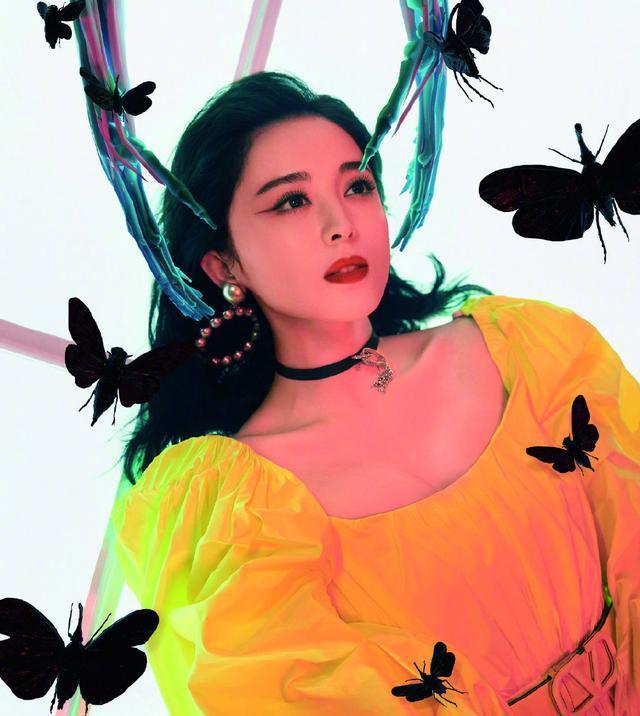 娜扎拍《男人装》,穿收腰西装配印花纱裙,包裹严实变暗夜精灵