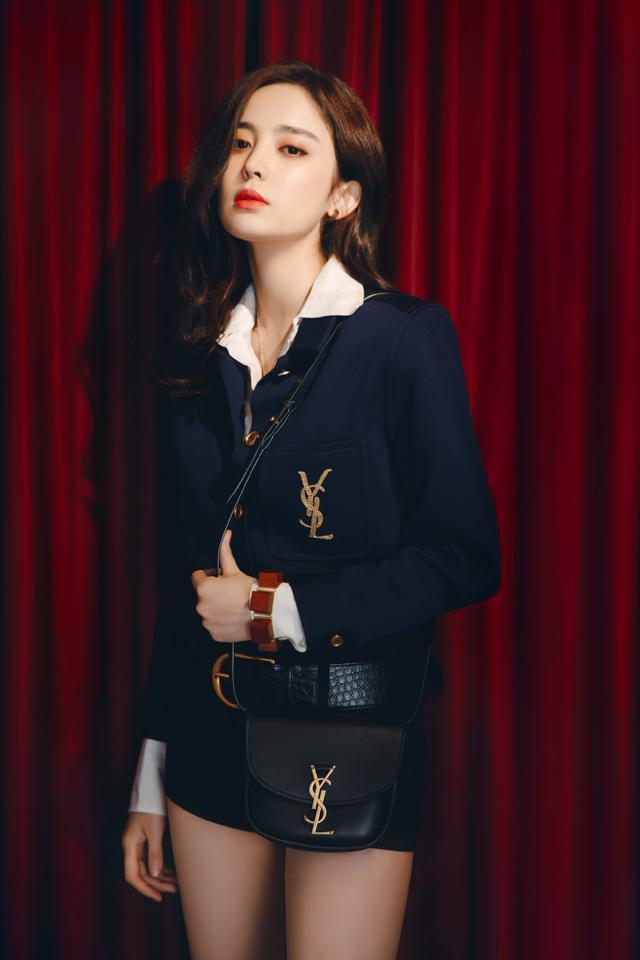 娜扎拍《男人装》,穿收腰西装配印花纱裙,包裹严实变暗夜精灵