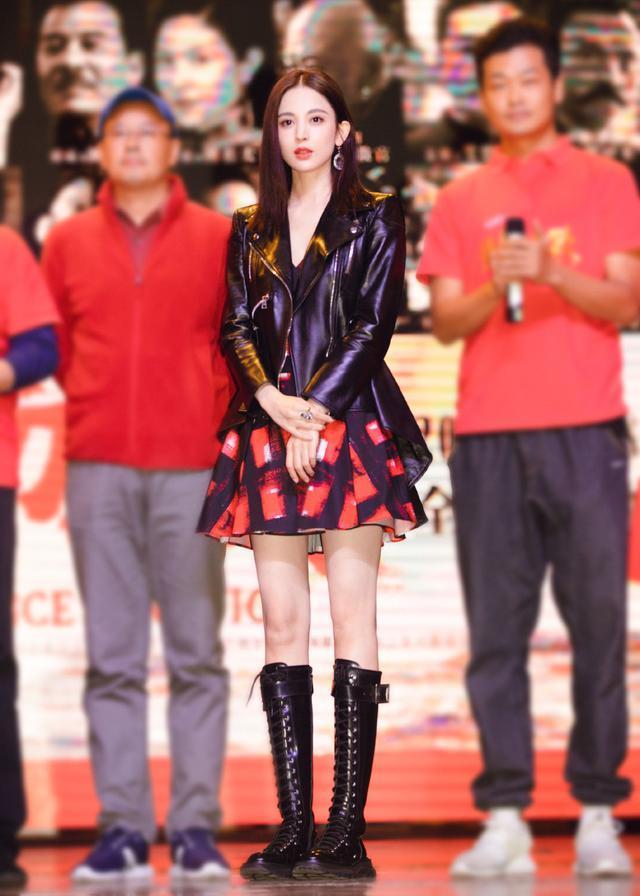 娜扎拍《男人装》,穿收腰西装配印花纱裙,包裹严实变暗夜精灵