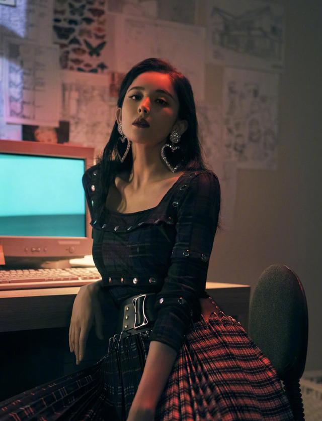 娜扎拍《男人装》,穿收腰西装配印花纱裙,包裹严实变暗夜精灵