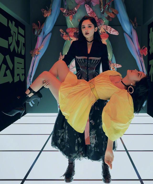 娜扎拍《男人装》,穿收腰西装配印花纱裙,包裹严实变暗夜精灵