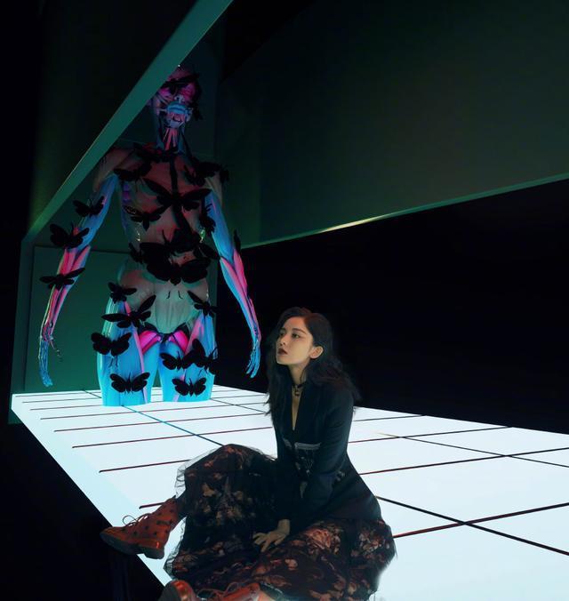 娜扎拍《男人装》,穿收腰西装配印花纱裙,包裹严实变暗夜精灵