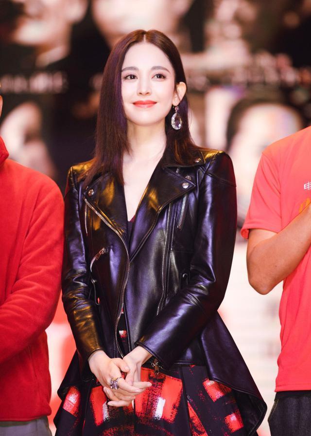 娜扎拍《男人装》,穿收腰西装配印花纱裙,包裹严实变暗夜精灵