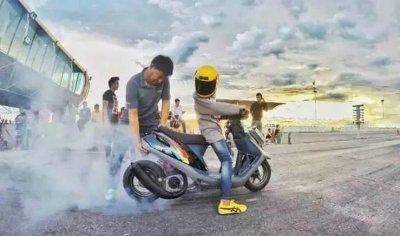 ​摩托车排气管冒白烟是什么原因