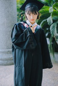 ​沈月晒学士服美照，原来毕业照妆容要这么化才抢镜！