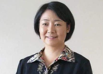 她出道24年无绯闻,与初恋相守一生,婚姻29年仍被丈夫宠成女王!