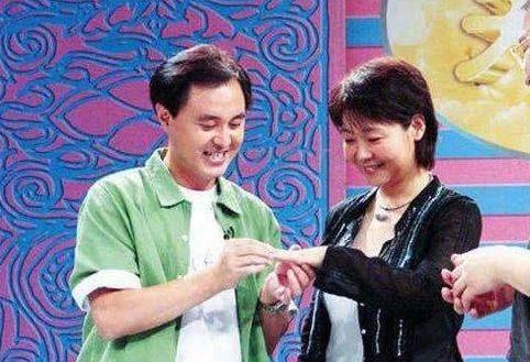 她出道24年无绯闻,与初恋相守一生,婚姻29年仍被丈夫宠成女王!