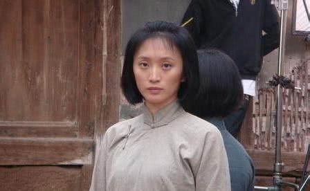 54岁许亚军，娶4任老婆颜值个个惊为天人，网友：活成赢家