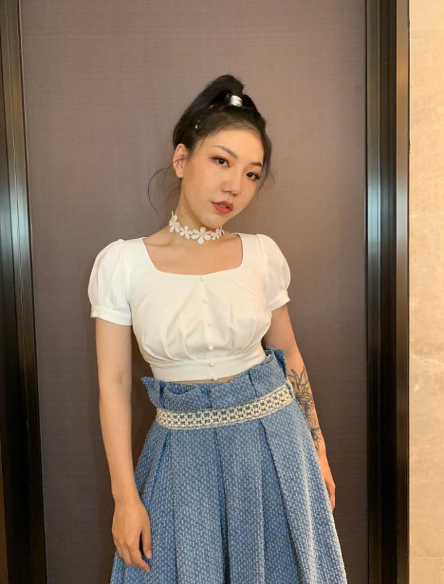 有种“整容”叫吴莫愁换发型,留长发女人味十足,27岁美到认不出