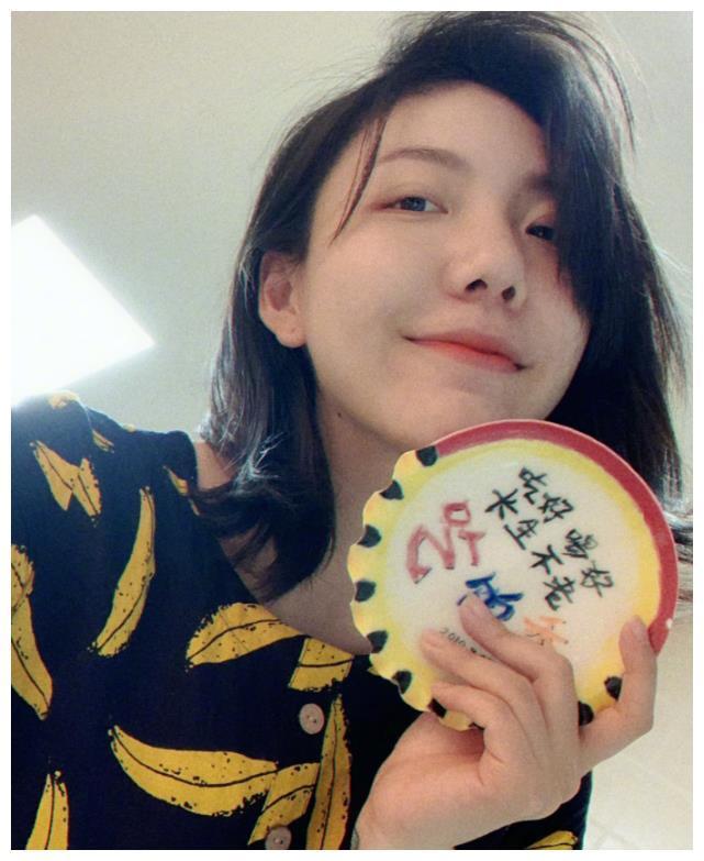 有种“整容”叫吴莫愁换发型,留长发女人味十足,27岁美到认不出